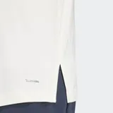 Remera deportiva blanca de corte holgado, cuello redondo y mangas cortas. Confeccionada en tejido Adisoft suave y elástico con tecnología CLIMACOOL.