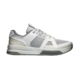 Championes On Running modelo The Roger Clubhouse Pro, color gris y blanco con diseño en paneles de malla y material sintético, cordones y suela con amortiguación.