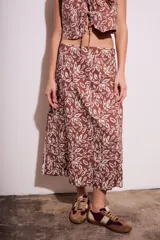 Falda midi marrón con estampado de hojas en color crema y abertura lateral.