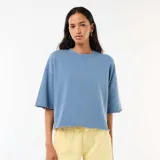 Camiseta de felpa color azul con mangas 3/4, cuello redondo y diseño holgado con terminaciones rústicas.