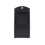 Billetera pequeña de cuero negro con textura tipo cocodrilo, con solapa y cierre a presión.