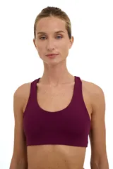 Top deportivo color uva, con escote redondo y espalda deportiva.