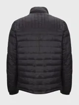 Campera acolchada negra de Tommy Hilfiger, con cuello alto, cierre frontal con cremallera y dos bolsillos laterales con cremallera. Logo de Tommy Hilfiger bordado en el pecho.