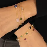 Pulsera dorada de plata 925 bañada en oro 18k, con piedra rectangular de topacio azul y otro topacio azul en el broche.