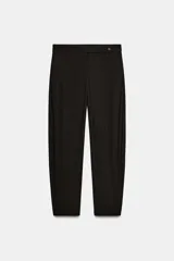 Pantalón de tiro medio con diseño de raya diplomática, confeccionado con cintura con trabillas, bolsillos laterales y cierre frontal con cremallera y botón.