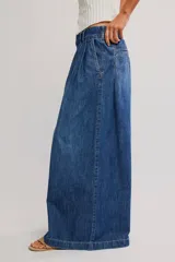 Pantalón de denim celeste de tiro bajo, pierna muy ancha y diseño sastrero con tablas al frente. Cuenta con cintura fruncida en la espalda, bolsillos y cierre frontal con cremallera y gancho.