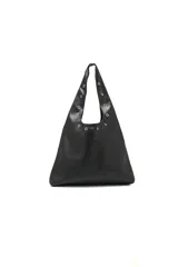 Cartera tipo hobo de cuero sintético negro con acabado brillante. Presenta un diseño de asa integrada con detalles de ojales metálicos plateados a lo largo de los bordes.