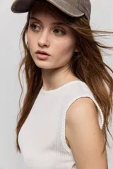 Top de textura acanalada y calce al cuerpo, sin mangas, con cuello redondo y diseño de espalda abierta con lazo para anudar.