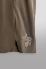 Short deportivo Zara Athleticz modelo Boulder 9", color beige, confeccionado en tejido técnico ligero y elástico. Cuenta con cintura elástica ajustable con cordón interior, bolsillos frontales y aberturas laterales en el bajo.