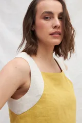 Top negro de lino con breteles anchos color camel y ruedo con costura a contratono.