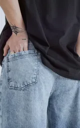 Pantalón de denim 100% algodón, color celeste claro con efecto acid wash. Diseño de cinco bolsillos y calce wide leg.