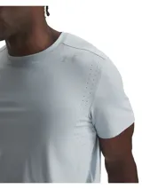 Remera deportiva Under Armour de manga corta, color celeste claro, con cuello redondo y perforaciones sutiles para mayor ventilación.