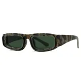 Lentes de sol con armazón rectangular de diseño envolvente y estampado camuflado. Cuentan con cristales oscuros y protección UV400.
