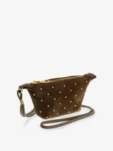 Cartera pequeña tipo monedero de cuero color marrón oscuro, con forma trapezoidal y cierre superior dorado. El cuerpo está decorado con tachas metálicas doradas. Incluye una correa de muñeca y una correa larga para usar como bandolera.