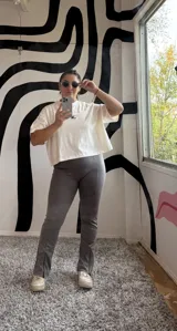 Calza de morley color gris vintage, con corte ajustado, costuras verticales frontales y aberturas en el ruedo.