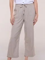 Pantalón crop de algodón y rayón, color beige, con pretina elástica con cordón de ajuste, bolsillos frontales aplicados y corte recto.