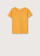 Remera color naranja de corte recto, cuello redondo y manga corta. Estampado frontal con el logo de Mango.
