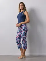 Pantalón capri de gabardina elastizada estampada, marca Zac & Rachel, con pretina ancha elastizada.