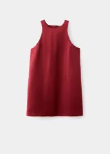 Vestido corto de tejido satinado color bordó, con cuello caja, diseño recto sin mangas y tirantes anchos. Incluye cierre de cremallera en la parte posterior.