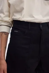 Short negro de tiro alto, corte relaxed fit y pierna ancha, con costuras verticales decorativas en el frente.