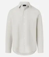 Camisa de vestir de hombre, corte regular, confeccionada en tejido de sastrería rayado. Tiene cuello solapa, abotonado delantero y mangas largas.