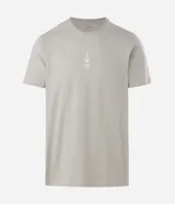 Remera de algodón color verde claro, de corte regular, cuello redondo y manga corta. Presenta un estampado náutico de un ancla y letras en el pecho.