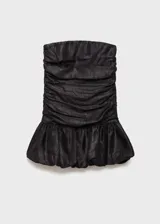 Vestido corto de estilo globo con diseño palabra de honor, cuerpo drapeado entallado y falda con volumen. Confeccionado en tejido satinado con forro interior y cierre de cremallera en la parte posterior.