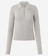Blusa de viscosa en efecto tricot con superficie acanalada, cuello polo y mangas largas. Cuenta con un lazo decorativo amarillo en el cuello.