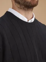 Sweater negro de algodón con cuello redondo y textura acanalada vertical.