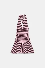 Vestido corto confeccionado en hilatura con mezcla de algodón, con diseño a rayas horizontales en color rosado y marrón. Presenta cuello halter con lazada, escote en pico, cuerpo fruncido y bajo acabado en volante.
