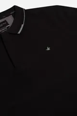 Polo de piqué color salmón, de corte regular, manga corta y logo estampado en el pecho. Confeccionada en algodón y spandex.