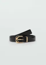 Cinturón fino de efecto piel en color negro, con hebilla cuadrada metálica en tono dorado.