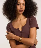 Kit de dos pulseras rígidas doradas con diseño orgánico y abertura.