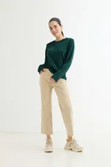 Remera negra de algodón, de corte recto y manga larga.