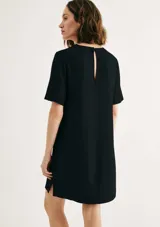 Vestido corto marrón de corte recto, con cuello redondo y mangas cortas.