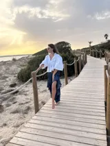 Pantalón de jean liviano azul oscuro con diseño de volados en las piernas y tiro medio.