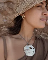 Aros colgantes de bronce y alpaca con pernos y cierres mariposa de plata 925.