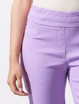 Pantalón verde esmeralda de gabardina elastizada, marca Zac & Rachel, de corte recto con pretina ancha pespunteada y largo al tobillo. Presenta bolsillos simulados.