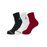 Pack de tres pares de medias Jordan Everyday Ankle, de corte tobillero, en color negro, blanco y rojo. Cada media presenta el logo de Jordan bordado en el lateral.