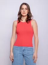 Top sin mangas de tejido de punto acanalado, color coral/rojo anaranjado, con cuello redondo a la base y corte ajustado al cuerpo.