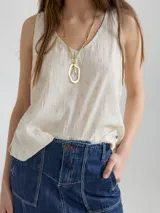 Top sin mangas de color beige con textura de rayas verticales sutiles. Presenta un corte holgado y relajado con escote en V.