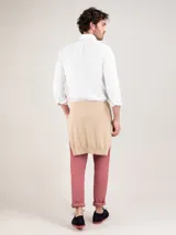 Camisa blanca de algodón con cuello button-down, corte regular fit, manga larga con puños simples y logo bordado en el pecho.