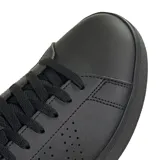 Championes urbanos Adidas Advantage Base 2.0, color negro, con diseño minimalista inspirado en el tenis. Presentan perforaciones laterales que forman las tres bandas características de la marca y suela de goma al tono.