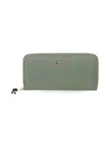 Billetera tipo fichero color verde oliva, confeccionada en material textil acolchonado, con cierre perimetral y logo metálico frontal.