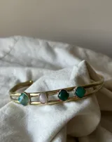 Gargantilla doble con cadena de bronce o alpaca y dije con cuatro piedras de colores.