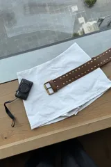 Short pollera de gabardina elastizada color amarillo pastel, de corte ajustado y tiro bajo.