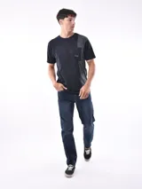 Remera negra con bolsillo en el pecho y diseño geométrico en gris en el hombro y lateral.