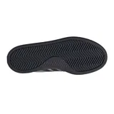 Championes de estilo urbano Adidas Grand Court 2.0, color plateado metálico con las tres franjas y detalles en negro. Poseen cordones negros y suela de goma negra.