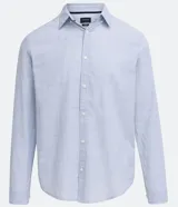 Camisa de corte slim, confeccionada en tejido de algodón responsable, con cuello camisero, manga larga y cierre frontal abotonado.