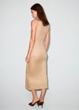 Vestido midi de corte recto y sin mangas, confeccionado en tejido con acabado brillante y lentejuelas. Presenta cuello barco y un diseño ajustado a la silueta.